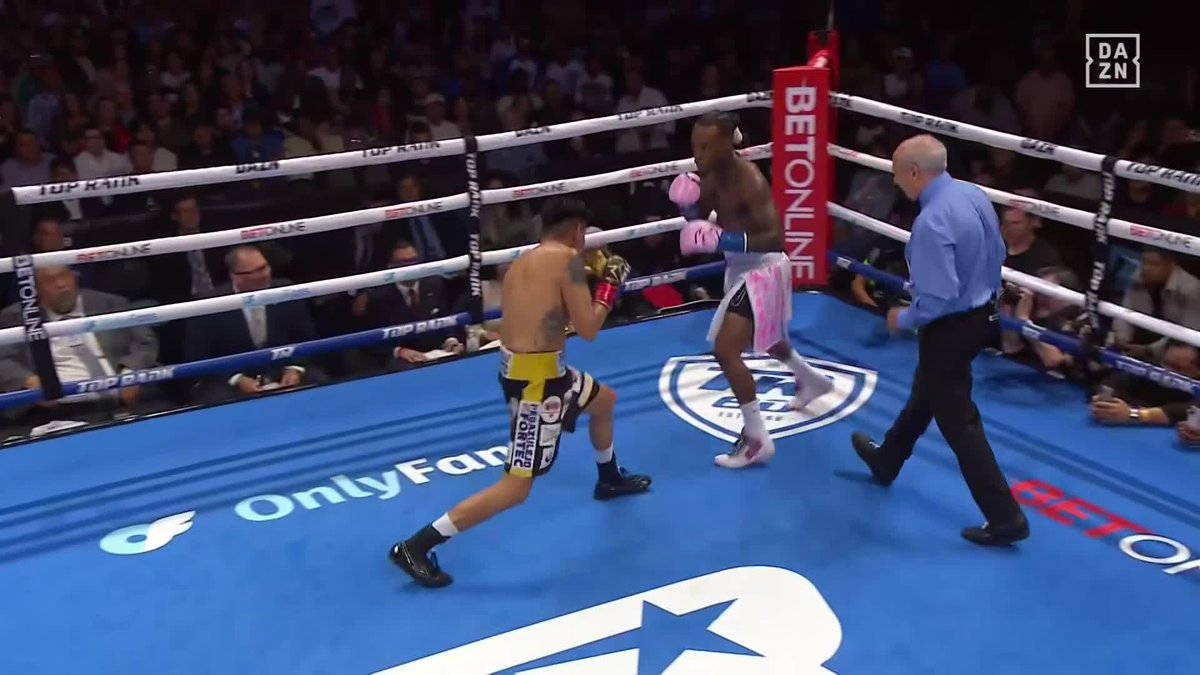 Shock lands BIG early! 👀 #NavarreteFoster | Live NOW on DAZN ▪️