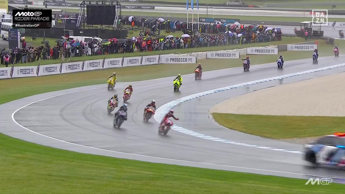 Phillip Island no merecía este final 😢 Los pilotos de MotoGP despiden el circuito con 2 vueltas de homenaje y agradecimiento al público australiano ❤️🦘 #AustralianGP 🇦🇺 #MotoGP 🏁