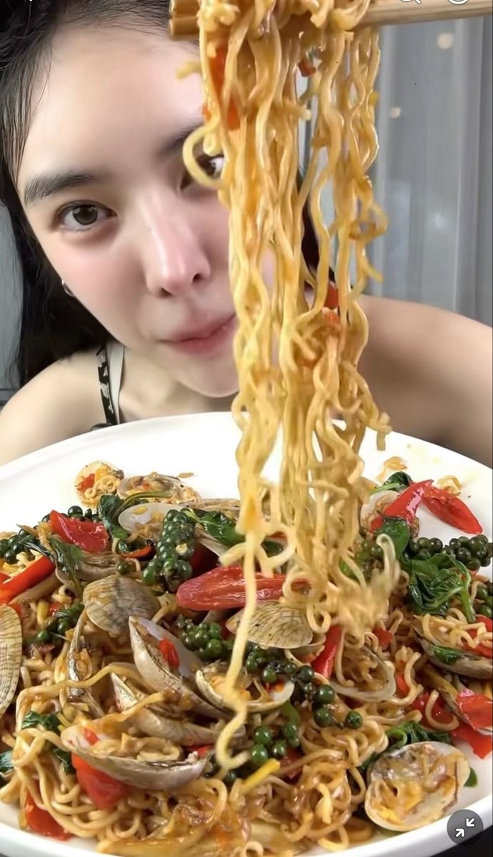 น้องเบสบอกต้มโคล้งหลบไป 😋 “เมนูนี้หอยลายผัดฉ่า” จะเดิน ลำบากไปหาซื้อวัตถุดิบมาทำกินตามอีกแล้วสมาชิก แต่มันน่าอร่อยจริงนะ แล้วคือน้องเบสกินพริกไทยทั้งพวง👀 สุดยอดเลย👍🏻