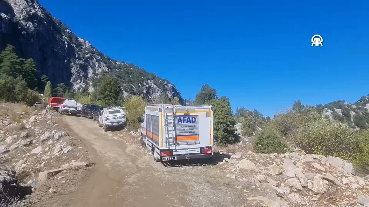 AFAD’ın Koordinasyonunda Zorlu Bir Arama Kurtarma Operasyonu Daha Gerçekleştirildi Isparta’nın Sütçüler ilçesinde bulunan Yazılı Kanyon mevkisine eğitim amacıyla İstanbul’dan gelen 14 kişilik İHH İnsani Yardım Vakfı ekibinin, 18 Ekim 2026 tarihinde kaybolduğu bilgisi alındı. AFAD koordinasyonunda; Jandarma, Kara Havacılık Komutanlığı, UMKE, 112 Sağlık, Kızılay ve akredite STK ekiplerimizin yanı sıra yapay zeka ve termal/kızılötesi donanımlı dronlarımızın desteğiyle sürdürülen operasyon sonucunda kayıp ekibin yeri tespit edildi. Profesyonel ekiplerimiz tarafından yapılan değerlendirmeler doğrultusunda, arama kurtarma ekibi Kara Havacılık Komutanlığı’na ait helikopter ile belirlenen uygun noktaya bırakıldı ve yaklaşık 30 saat süren zorlu bir operasyon neticesinde vatandaşlarımızın tahliyesi sağlandı. Yürütülen çalışmalarda 209 personel, 56 araç, 8 drone ve 1 helikopter görev aldı. AFAD koordinasyonunda yürütülen arama kurtarma çalışmaları sonucunda 13 İHH gönüllüsü tahliye edilerek güvenli bölgeye alındı; olayda 1 İHH gönüllüsü ise cansız bedenine ulaşıldı. Hayatını kaybeden vatandaşımıza Allah'tan rahmet, kederli ailesine, yakınlarına ve İHH İnsani Yardım Vakfı'na başsağlığı diler; arama kurtarma operasyonunda özveriyle görev yapan ekiplerimize teşekkür ederiz. 📍Isparta #AFAD 🇹🇷