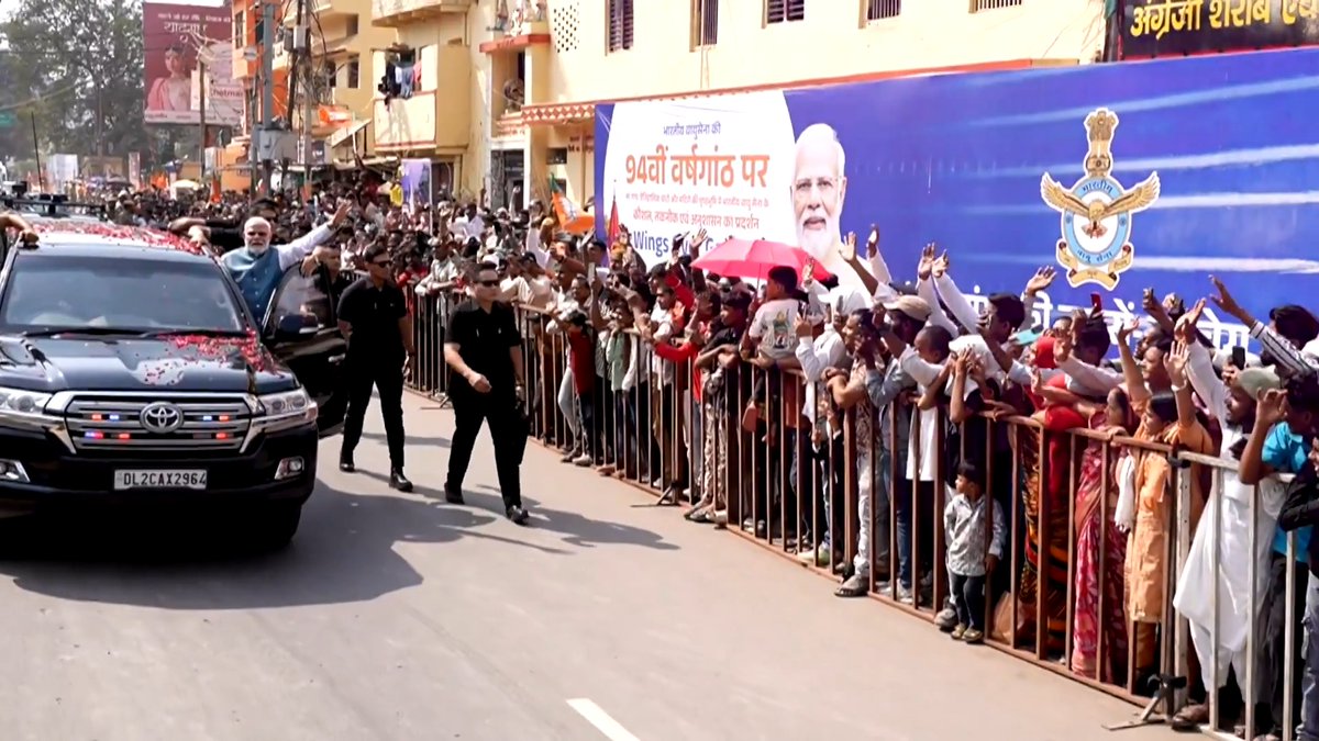 काशी में रोड शो के दौरान अपने परिवारजनों से मिले अपार स्नेह और आशीर्वाद ने भावविभोर कर दिया।
