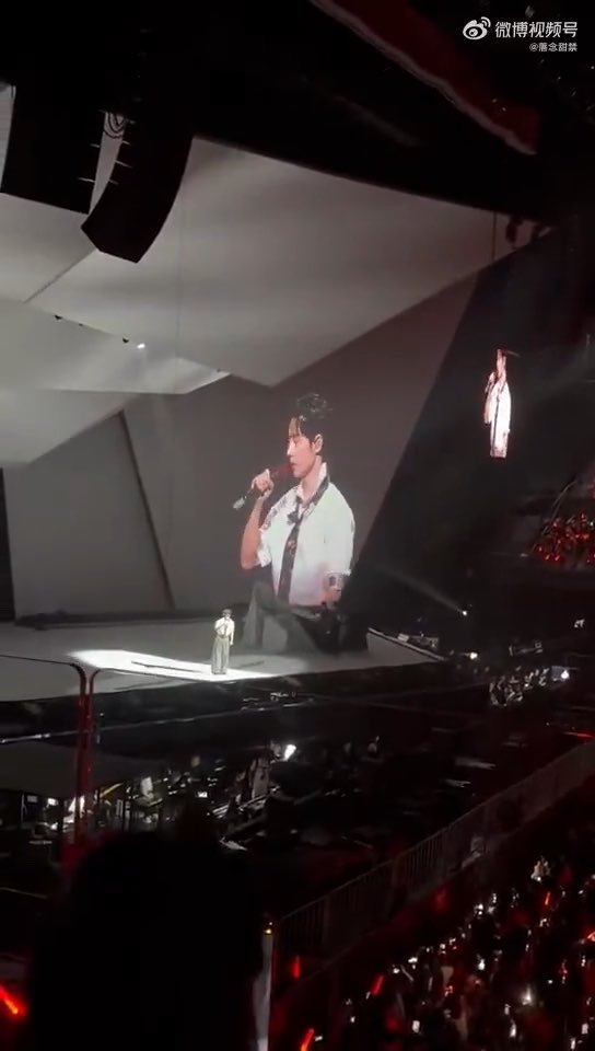 พี่จ้านพูดว่า “ ผมจำได้ว่าเดือนธันวาคม ปี 2020 เราเคยเจอกันที่นี่ ” กุตรายยยยย 😭😭😭😭😭😭😭😭😭😭😭😭😭😭😭 พี่จ้านน่ารักมาก เขาจำได้ทุกอย่างจริง ๆ ว่ะ ฮืออออออ HERE COMES OUR EXIT NANJING2 #XiaoZhanConcertxNanjing2