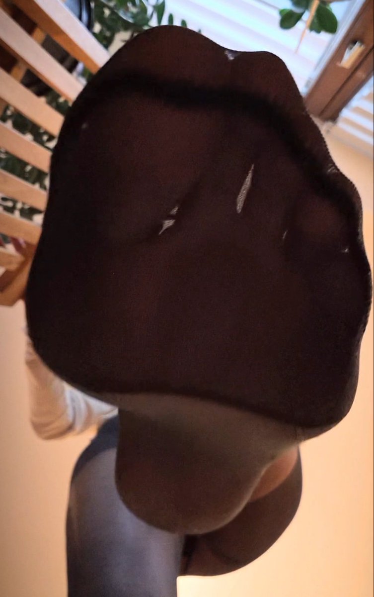 Und jetzt kannst du dich sogar beim 👃 sportlich betätigen 🤭! Schööööön die Bauchmuskeln trainieren.....hoch und runter, so funktionieren Situps wie am Schnürchen 😂. #nylons