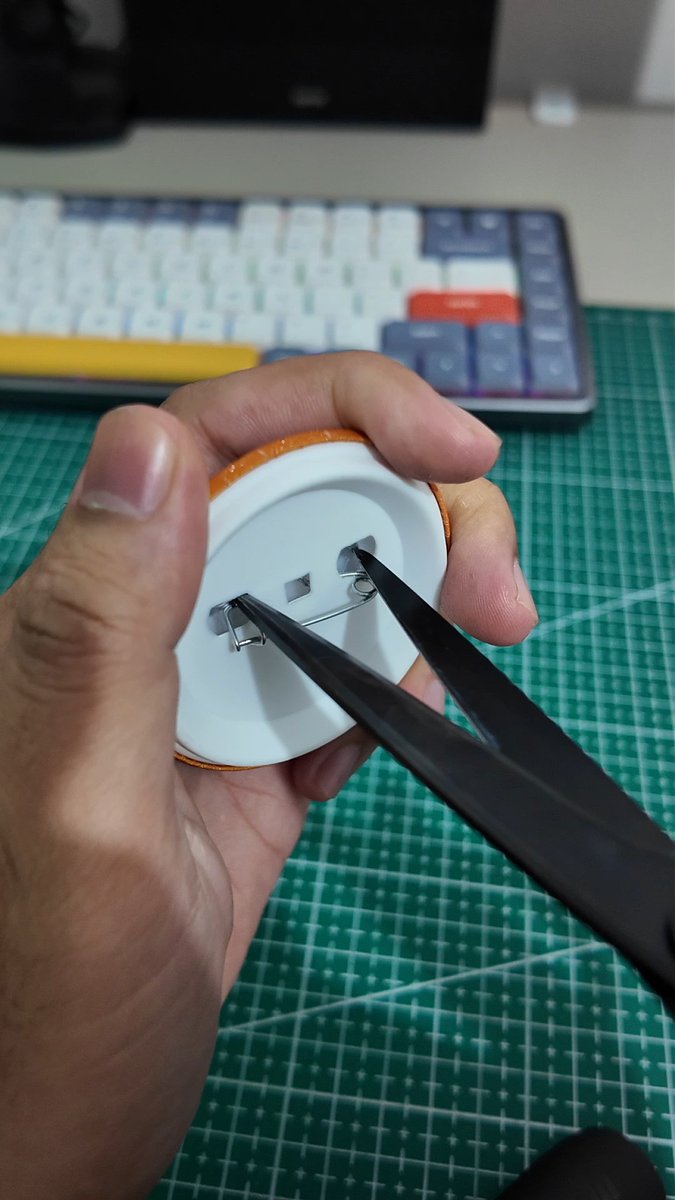 Sedikit tips untuk teman-teman yang cetak Pin 44mm/58mm plastik tapi penitinya ga lurus, bisa diputar sendiri pakai gunting seperti di video ini yaaa
