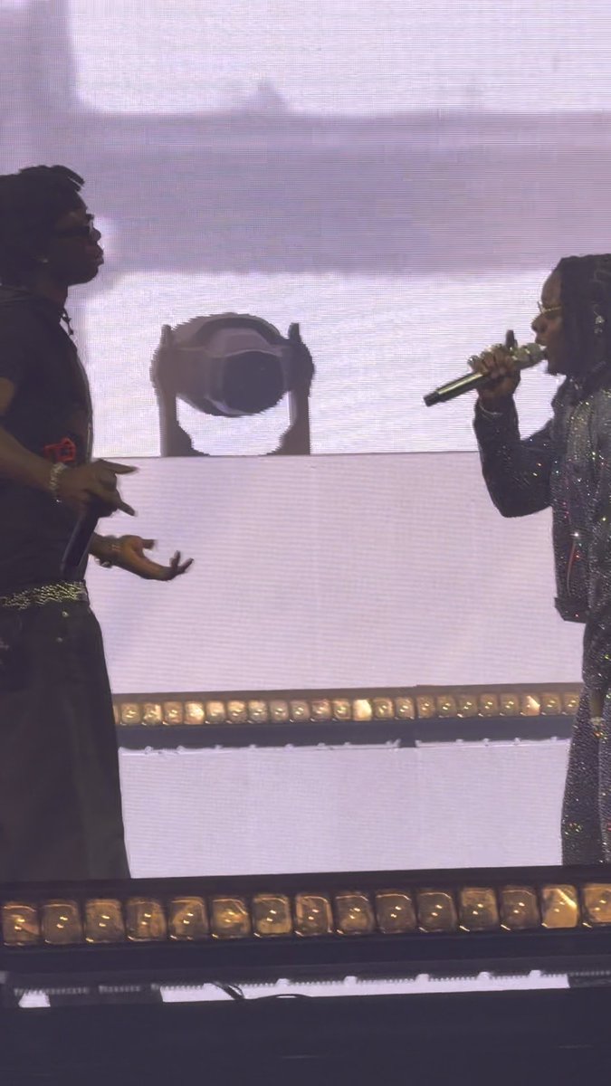 I WASN’T FAMILIAR WITH BLAQBONEZ’ STAGE PRESENCE UNTIL HIS PERFORMANCE AT ASAKE’S O2 AND ACCOR ARENA CONCERTS — VOCALS AND DRESSING AT BOTH SHOWS ON 100 TOO! 🔥🤩
