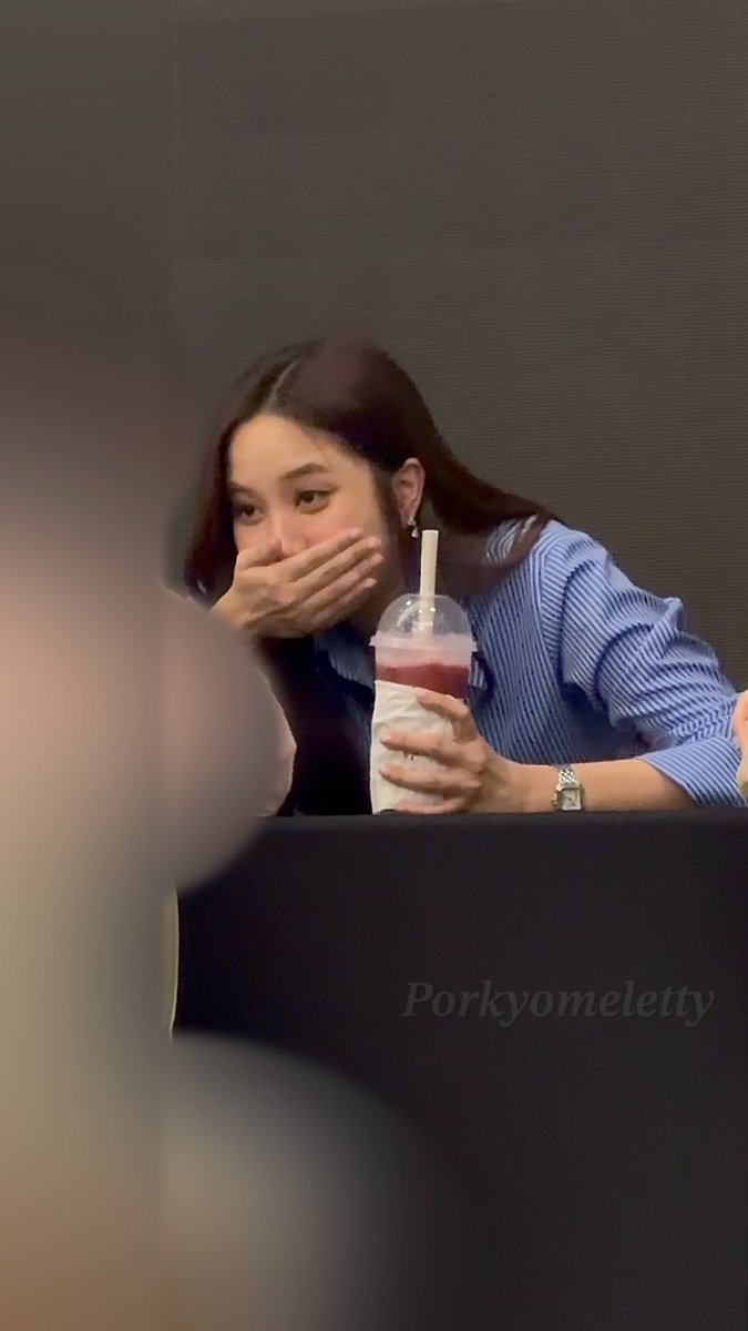 เมื่อผมบอกพี่ฟรีนว่า ‘เดี๋ยวไม่ได้อยู่รอส่งนะ รีบกลับมากเพราะป๊าม๊ามาถึงเฉิงตูแล้ว นี่ไม่ได้บอกป๊าม๊าว่ามาหาเทอ’ และนี่คือรีแอคของพี่ดารา น้ำเกือบพุ่ง5555555555555555555555555555 SAROCHA IN CHINA 2026 #FreenFansigninChina26 #srchafreen