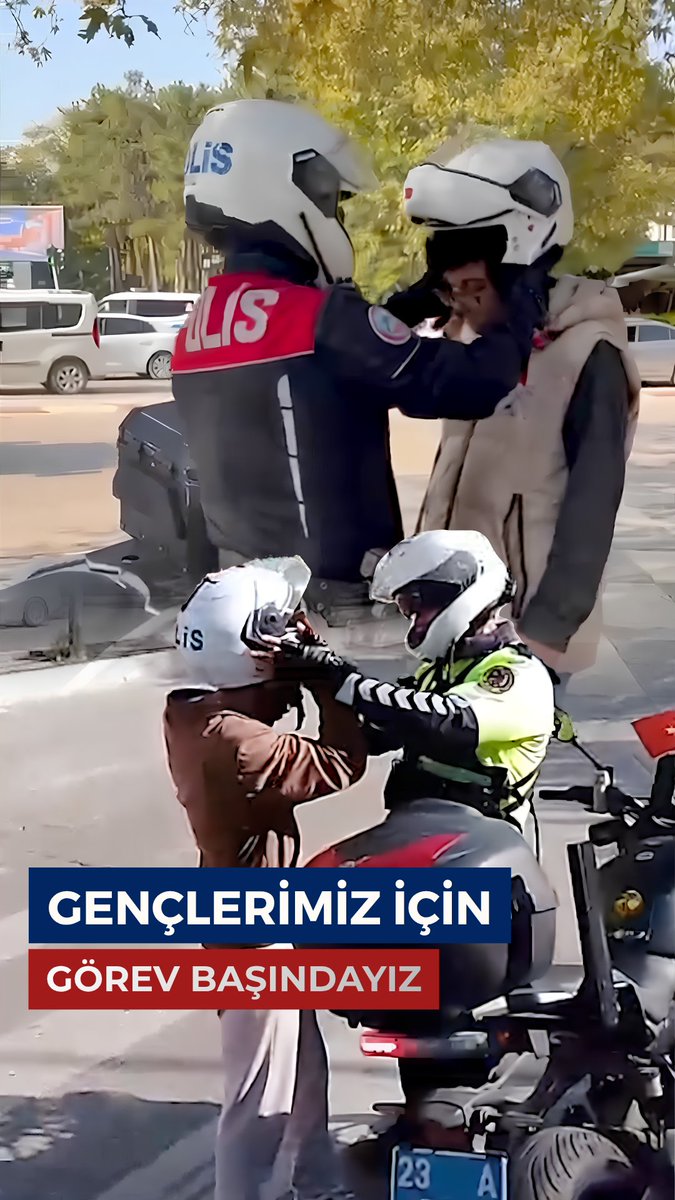 GENÇLERİMİZ İÇİN GÖREV BAŞINDAYIZ 🇹🇷 Bugün yapılan 2026-KPSS Ortaöğretim Sınavı’nın huzur ve güven ortamı içinde geçmesi için görev alan polis ve jandarma ekiplerimiz, gençlerimizin sınav salonlarına zamanında yetişebilmesi adına da adeta zamanla yarıştı. Sahadaki ekiplerimiz bu üstün gayreti gösterirken, kimliğini unutan evlatlarımızın mağduriyet yaşamaması için nüfus müdürlüklerimiz de hafta sonu mesaisi yaparak sınav başlama saatine kadar kesintisiz hizmet verdi. Gençlerimizin emeklerinin zayi olmaması adına canla başla çalışan polisimize, jandarmamıza ve nüfus müdürlüklerimizin kıymetli personeline teşekkür ediyorum. Rabbim evlatlarımızın emeklerini hayırlı neticelerle taçlandırsın, sınava giren tüm adaylarımıza başarılar diliyorum. T.C. İçişleri Bakanlığı Türk Polis Teşkilatı T.C. Jandarma Gn. K Nüfus ve Vatandaşlık İşleri Genel Müdürlüğü