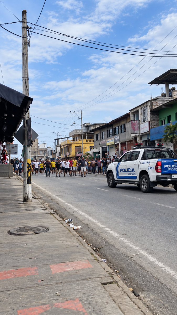 💀 “Sólo llegan cuando ya está el muerto” 🚫 En la comunidad de San Pablo, en #SantaElena, ciudadanos indignados expulsaron a agentes de la Policía Nacional tras el sicariato de un hombre que se dedicaba a la venta de carne. Reclaman que sólo llegan cuando ya está un muerto.