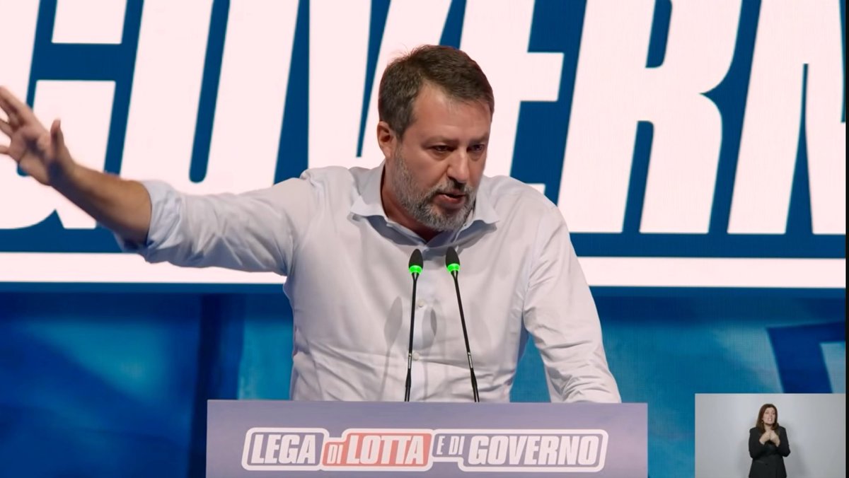 🚨 Matteo Salvini ha tirato fuori le palle! Si è pentito pubblicamente di essere entrato nel governo Draghi. Guardate tra il pubblico chi non applaude: Giorgetti, Romeo, Garavaglia, Zaia, Fugatti, Attilio Fontana… Chi altro vedete? Tutti traditori che sarebbero disposti a entrarci ancora. Un appunto per Matteo Salvini : Anche ora sei nel governo #DraghiBis che sta portando avanti l’Agenda Draghi europeista. E il tuo ministro delle Finanze sta facendo austerità degna di un governo Monti. Butta via le zavorre per l’Italia e, al Ministero dell’Economia, mandaci Claudio Borghi A. la prossima volta. L’Italia non ha bisogno di un ragioniere a partita doppia, ma di un economista vero.