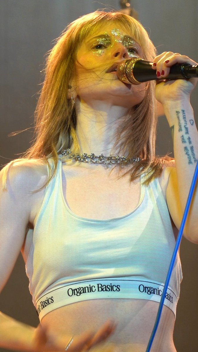 no surprise hayley williams is turning your children gay when she looks like this