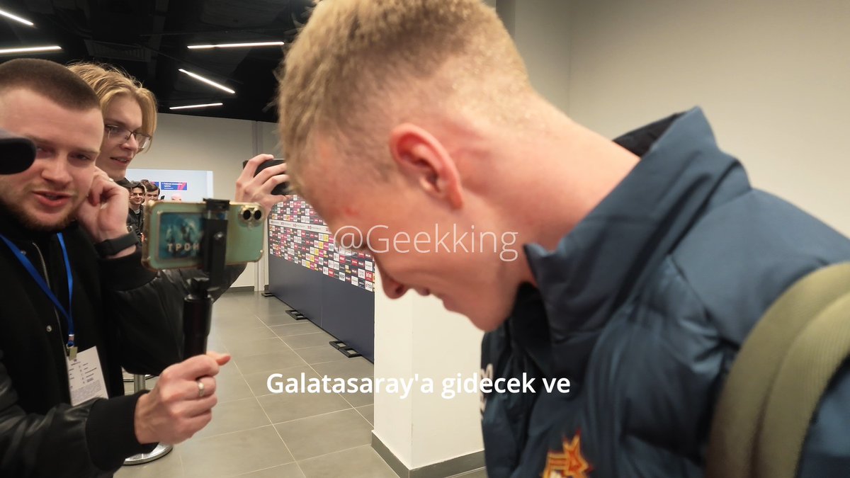Matvey Kislyak'a sordum, tehlikeli soruyu cevaplamak istemedi ama hoşuna da gitti -Türkiye'de herkes seni Galatasaray'a transfer olup Batrakov'la oynayacak mısın diye merak ediyor -Gerçekten mi? -Galatasaray'a gidecek misin? -Bu tehlikeli soruyu cevaplamayacağım