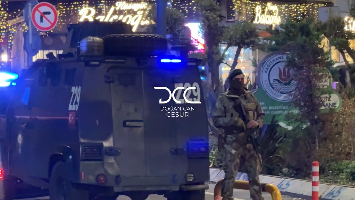🚨 İŞTE KAĞITHANE’DEKİ ÖZEL HAREKAT DESTEKLİ O DEV DENETİM! ⚠️ KAĞITHANE KUŞ UÇURTULMADI! ⚠️ İSTANBUL EMNİYET MÜDÜRÜ SELAMİ YILDIZ DA UYGULAMANIN BAŞINDAYDI! 🔴 Kağıthane Hamidiye’de polis ekiplerinin gerçekleştirdiği uygulamada araçlar tek tek durduruldu, sürücü ve yolcular kontrol edildi, araçlarda aramalar yapıldı. ‼️ İstanbul İl Emniyet Müdürü Selami Yıldız da sahaya inerek denetimleri yerinde takip etti, ekiplerden çalışmalarla ilgili bilgi aldı. 📌 Uygulama sırasında sürücülerle sohbet eden Yıldız, araçlarda bulunan çocuklarla da ilgilenerek hediyeler verdi. ⚠️ Yıldız’ın “Şehir eşkıyalarına asla fırsat vermeyeceğiz” sözlerinin ardından Kağıthane sokaklarındaki yoğun denetim görüntüleri de kameraya böyle yansıdı. 🔵 Polis ekiplerinin bölgede suçun önlenmesine yönelik uygulama ve kontrolleri sürüyor.