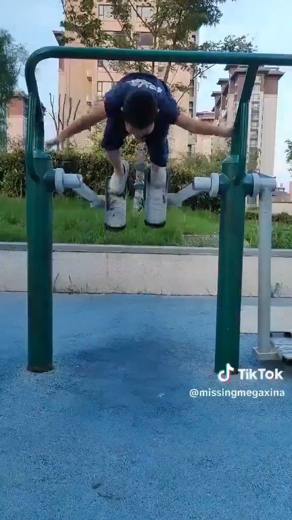 谁来给这孩子测测智商?🤣 这绝对不是一般人能做到的! 妥妥的天才苗子啊!