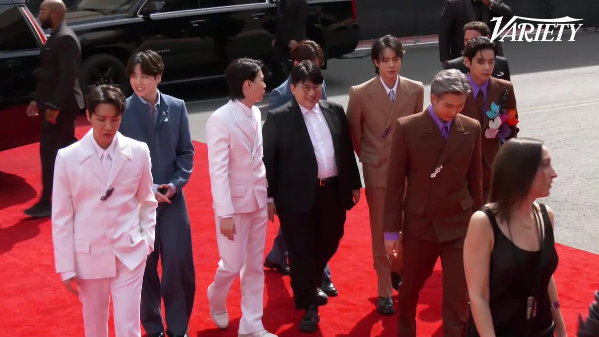 Padre taehyung siempre demostrando cuánto odia a ese viejo (en términos futbolistas es chiqui mafia)