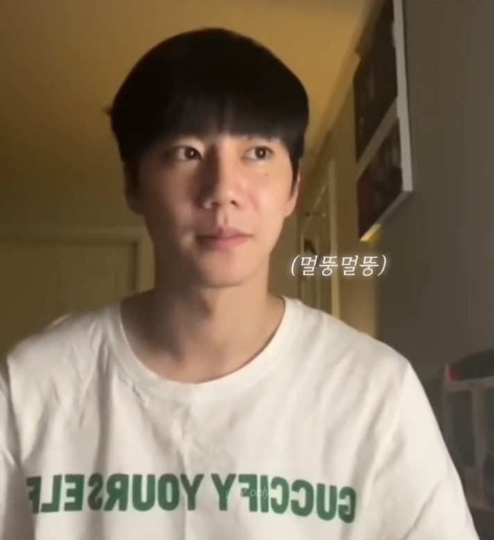 : คุณช่วยถอดแว่นออกได้มั้ย ? 🦊 : *ถอดแว่น* ครับ 🦊 : ผมใส่กลับเข้าไปได้แล้วใช่มั้ย ? น่ารักอ่ะ จุนยองเป็นคนที่ขี้เขินก็จริงแต่ฮีโคตรจะตามใจแฟนคลับมาก ตอนถอดแว่นก็ทำตาเลิ่กลักเพราะเขิน พอถอดปุ๊บสักพักก็ขอใส่กลับเข้าไปเหมือนปั๊บเลย56555555555565555