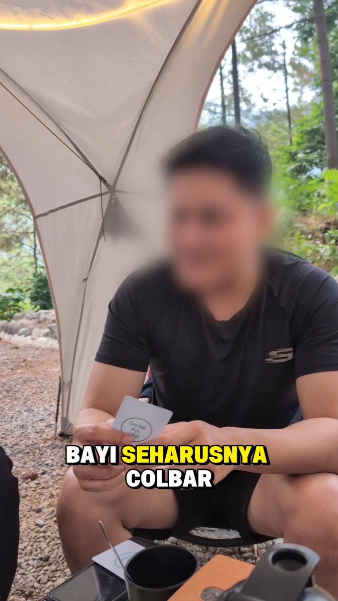 Bayi seharusnya colbar? Jadi, kemarin waktu camping, kita main board game. Cara mainnya tuh, ada satu kartu hijau yang isinya pertanyaan, terus tiap pemain dikasih 5 kartu putih yang isinya kata atau kalimat random. Nah, setiap kali kartu hijau dibuka, semua pemain wajib ngeluarin satu kartu putih buat menjawab pertanyaan itu. Jadi, inilah jawaban yang kita kasih wkwk 😭🤣