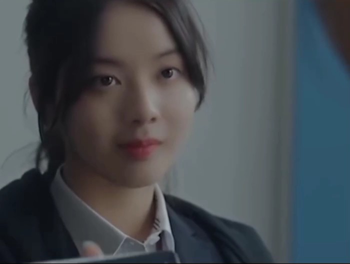 HER TWIN SISTER WAS BULLIED IN SCHOOL, AND SHE CAME TO THE SCHOOL INSTEAD OF HER TWIN SO AS TO FIGHT THE BULLIES BACK