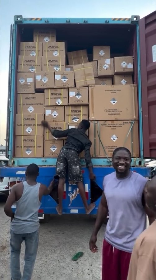 VeryDarkMan container don land !!! Omoh see ratel merchandise!! BLORD don buy serious market😭😂💔