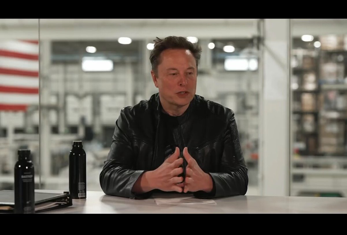 Dün gece Elon Musk trilyon dolarlık yapay zeka balonunun en karanlık sırrını bir anda masaya bıraktı. 🏆 Çip kıtlığı bitmedi; çok daha acımasız bir şey başlıyor olabilir. Gerçi piyasa hala yapay zeka ne alırsak uçar masalını fiyatlamaya devam ediyor. ❌Sahneyi gözünüzün önüne getirin: Milyarlarca dolarlık en yeni Nvidia ekran kartlarını parası peşin ödenerek satın alınmış ama yarım kalmış veri merkezlerinin içinde kolilerde tozlanıyor. Elon Musk buna stranded compute - mahsur kalmış işlem gücü - diyor. Çip var, talep var ama o çipleri fişe takacak elektrik, trafo ve hazır bina yok. Altın madeninin üstünde oturup yeraltını kazacak gücü bulamamak gibi. Aşağıda tweet’lere devam ediyoruz.👇