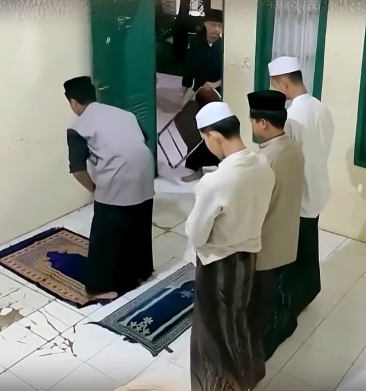 the real solat bisa melindungi diri dari mara bahaya 😭👍