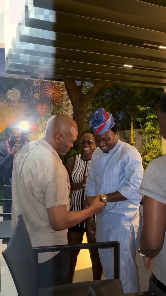 Tony Elumelu met Zlatan and Young John and the first thing he did was to check Zlatan’s wrist watch…. One thing about him is that he’ll always check out your wrist watch😂✨⌚️