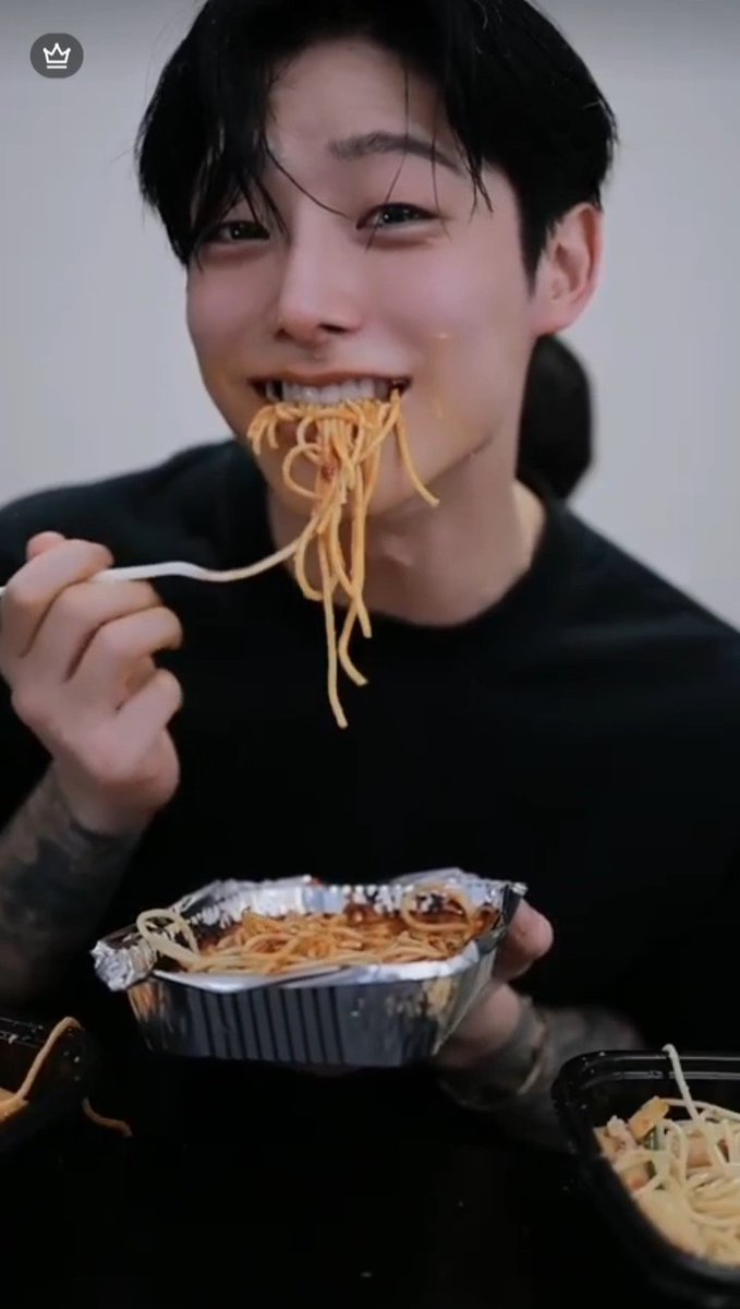 Pas awal agak bingung kenapa Hyukgeun makanannya belepotan begitu, kirain pake alat yang geter-geter itu, taunya itu tangan Haesoo. 😭🤣