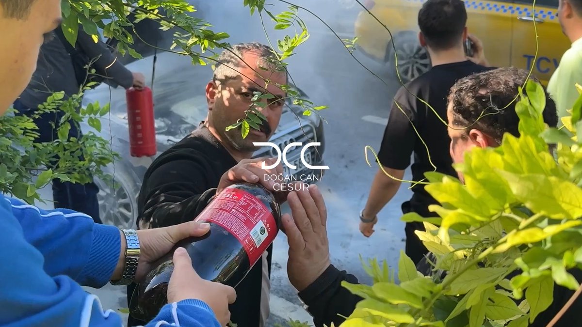 ⚠️ “ABLA, ŞU AN ARACIMIZ YANIYOR! KASKO YAPABİLİR MİYİZ?” 🚨 KAĞITHANE’DE YANAN LÜKS OTOMOBİLDE AKILALMAZ ANLAR! ⚠️ ALEVLERE KOLAYLA MÜDAHALE ETTİLER! ⚠️ SERVİSTEN YENİ ÇIKMIŞTI.. SAHİBİ GÖZYAŞLARINA BOĞULDU! 🔴 Kağıthane’de tünel girişinde seyir halindeki lüks otomobilin motor kısmından bir anda alevler yükselmeye başladı. Sürücü aracı sağa çekip indi ancak alevler kısa sürede tüm otomobili sardı. ‼️ Görüntülerde aracının yanışını çaresizce izleyen sürücünün ağladığı, servisten yeni çıktığını söylediği otomobil nedeniyle ustaya küfür ettiği duyuluyor. 🥤 Derken kalabalıktan biri, “Kola getirin” diye seslendi. Bir vatandaş kola şişesini alıp alevlere koştu ve yangını kolayla söndürmeye çalıştı. 📞 O sırada sürücünün arkadaşı ise telefonda bambaşka bir telaş içindeydi: “Abla, bizim aracımız yanıyor şu an… Kasko yapabilir miyiz?” 🔥 Yangın söndürme tüpleri ve kola şişeleriyle yapılan müdahaleler sonuç vermeyince itfaiye ekipleri geldi ve alevleri söndürdü. 📹 Kimse yaralanmadı ama geriye; yanan lüks otomobil, ağlayan sahibi, kolayla yangın söndürmeye çalışan vatandaş ve araç yanarken yapılan kasko telefonu kaldı.