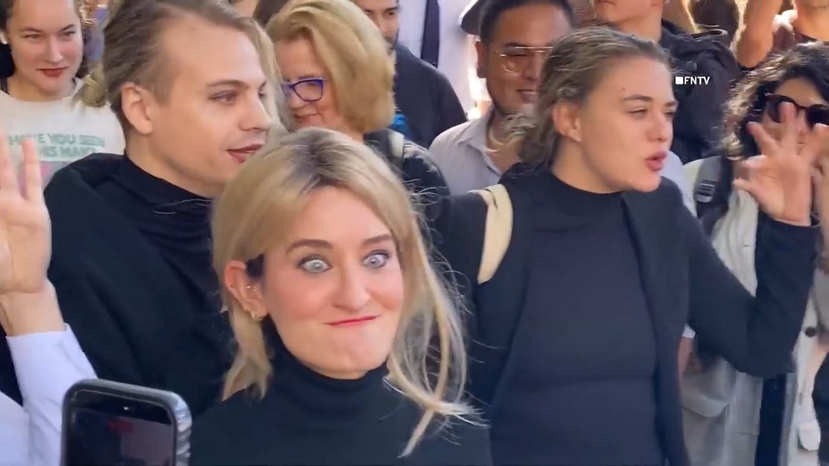 😭 Elizabeth Holmes: "You Can See Everything" look-alike contest takes over NYC park. Credit: