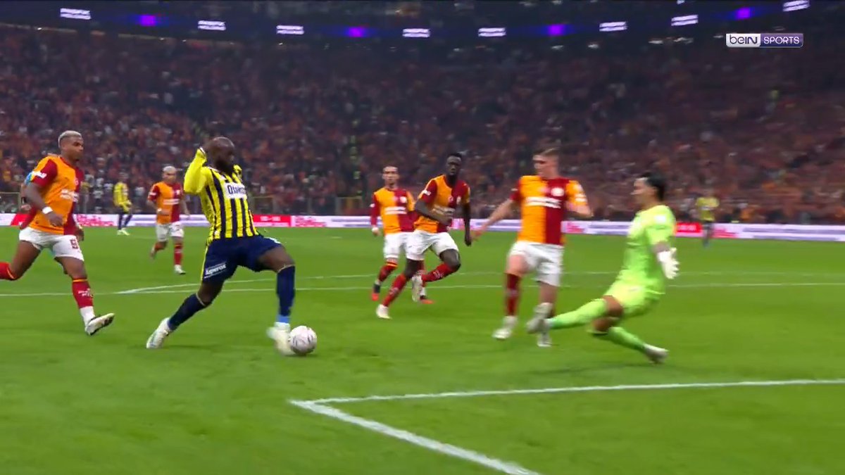 🧤 Romelu Lukaku'nun vuruşunda Uğurcan Çakır gole izin vermedi. #GSvFB #beINSPORTS