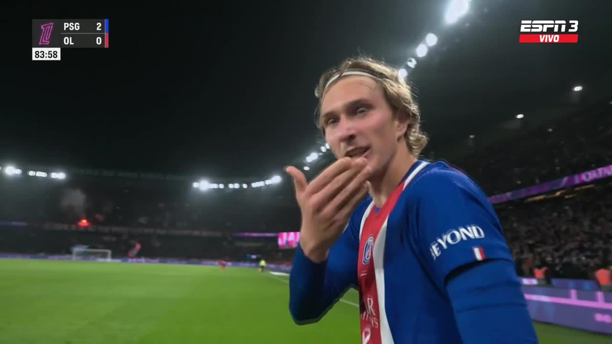 EL PSG DE LUIS ENRIQUE SOLO SABE DE GOLAZOS. Mika Godts enganchó bárbaro y definió a colocar: ¡Palo y adentro, para sentenciar el 2-0 del PSG ante Lyon en el Parque de los Príncipes! 📺 Mirá la #Ligue1 por ESPN en el Plan Premium de #DisneyPlus