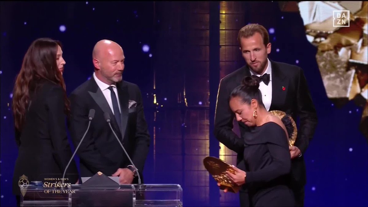 Charlyn Corral y Harry Kane recogen los premios a mejores delanteros del año 🇲🇽🏴 #ballondor