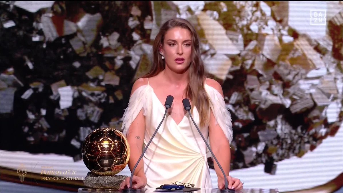 "Es un premio de la temporada pasada. Pero en estos 14 años y seguirán siendo muchos más, soy uno más de vosotros" ❤️ Alexia Putellas siempre será el Barça. Y estas palabras lo demuestran 🥹 #ballondor