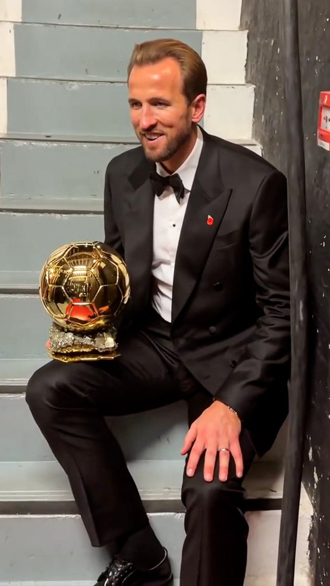 Harry Kane poses with his Ballon d’Or 🤩🏆