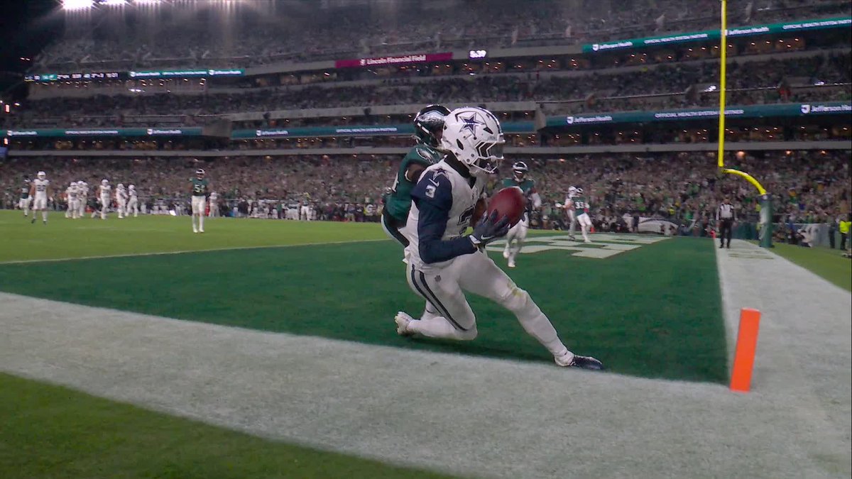 George Pickens. Snatched that. 🤯 What a throw from Dak!