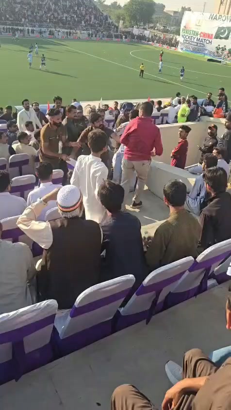 کال نارووال میں رینجر ٹیم اور چائنہ کی ایک لوکل ٹیم کے ساتھ ہاکی کا میچ ہوا میچ کے دوران یہ ویڈیو سوشل میڈیا پر وائرل ہے پولیس والے میچ دیکھنے اۓ لوگوں پر تشدّد کر رہے ہیں، وجہ عمران خان کی تصویر