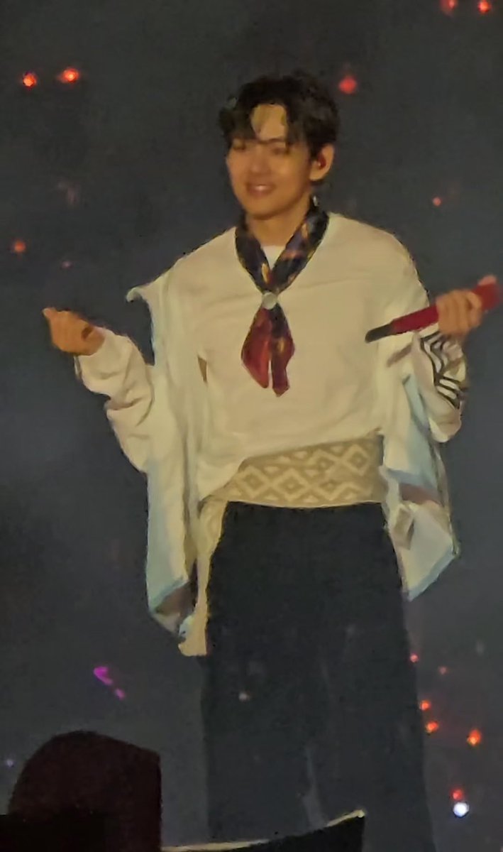 This moment when taehyung unzip his jacket just to show his gaucho proudly and argentinans armys screaming out loud for him๐ญ
