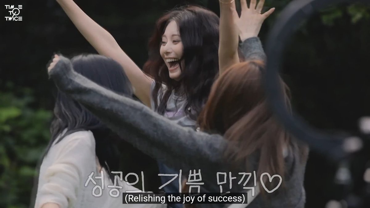 Tzuyu throwing her paper airplane through the ring on her first attempt and everyone celebrating like crazy 😭