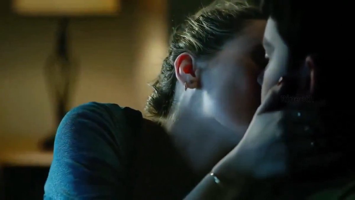 She literally ate him with Kiss 😯