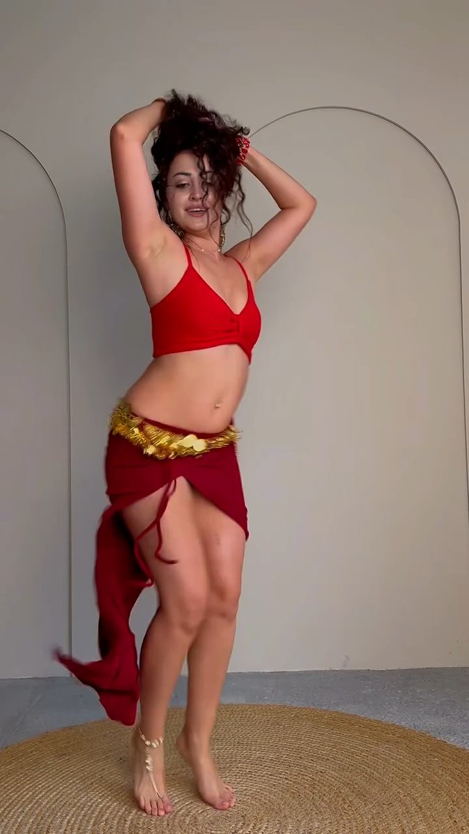 Daha önce YapayZeka ile çalınan bir şarkı ile dans ettiniz mi? Bu dansçımız bunu yapmış ve çokta güzel yapmış 💃 Fiziğinden tutun da kıyafetine ve dansına kadar saymakla bitiremeyeceğim bir görsel şölen 🎉 BellyDance OryantalDance ArabianDance