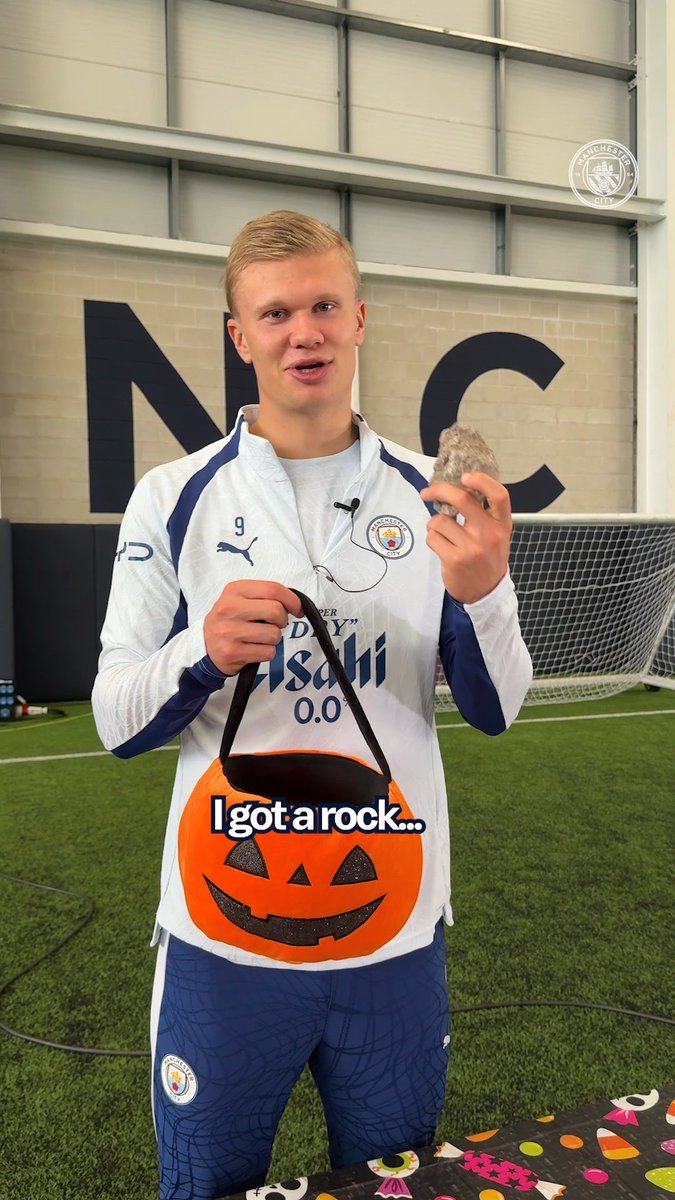Erling got a rock 🪨🎃
