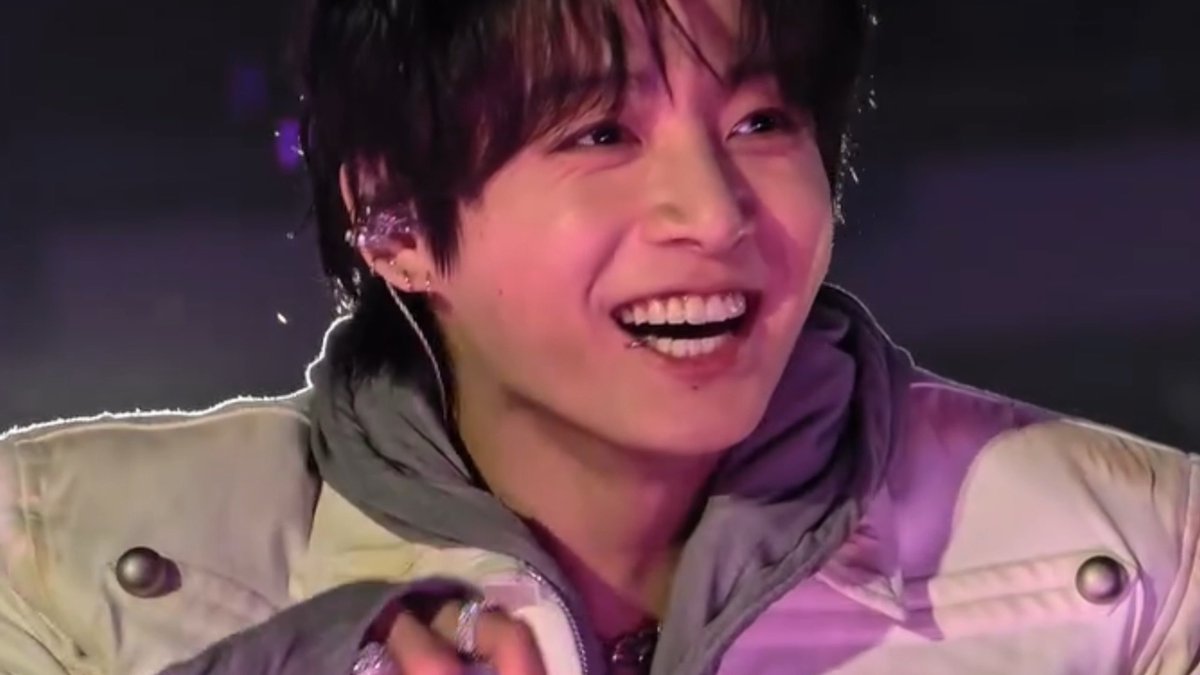 HIS SMILE IS SO PRETTY 💘💘
