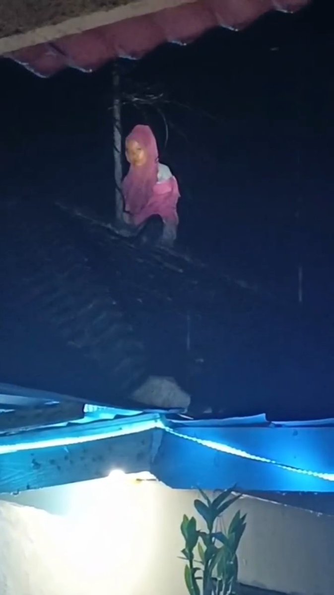 Waduh dia ngapain di atas genteng rumah, mana deket listrik pula, malam juga. Turun buk nasi rawon masih enak.