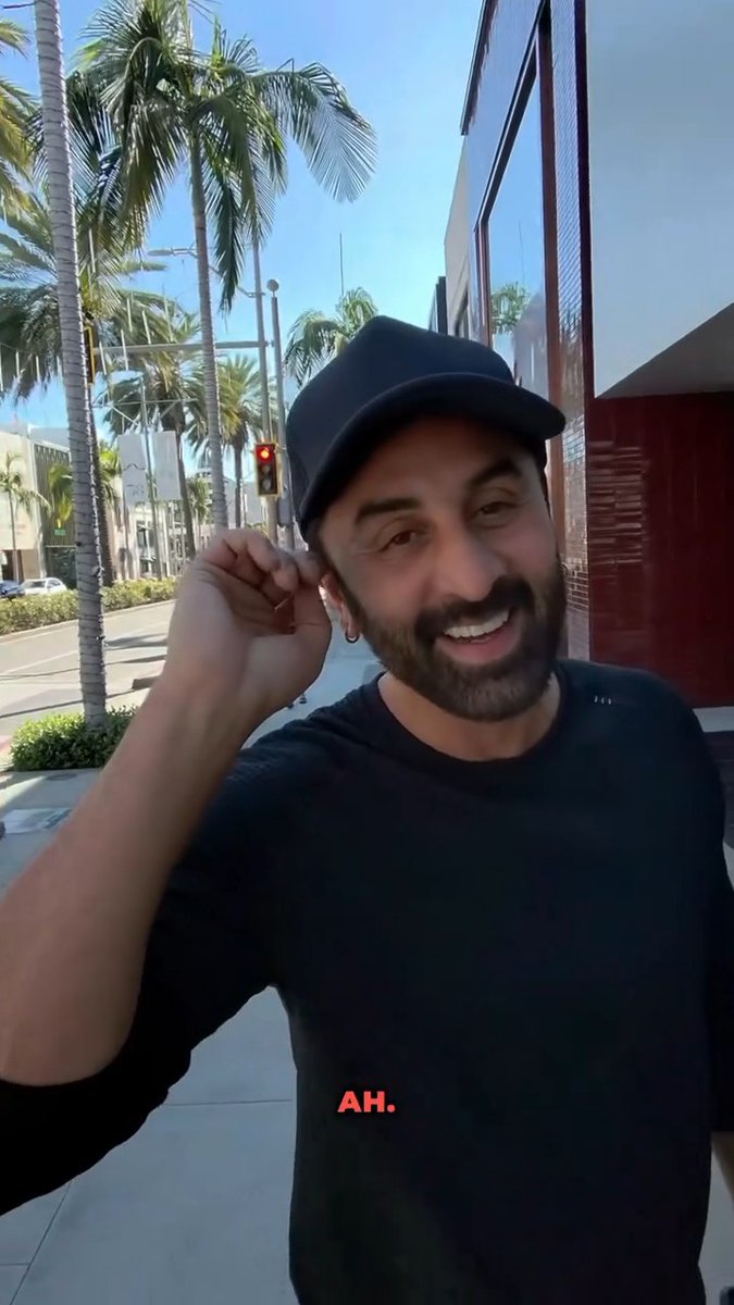 A die hard fan from Egypt met #RanbirKapoor casually walking through the streets of LA. He took Polaroid pic & also said how he's a big fan of his movie #AeDilHaiMushkil (10yr anniversary today omg). It's always a delight to watch such fans across the globe showering all love🥹🫶🏻