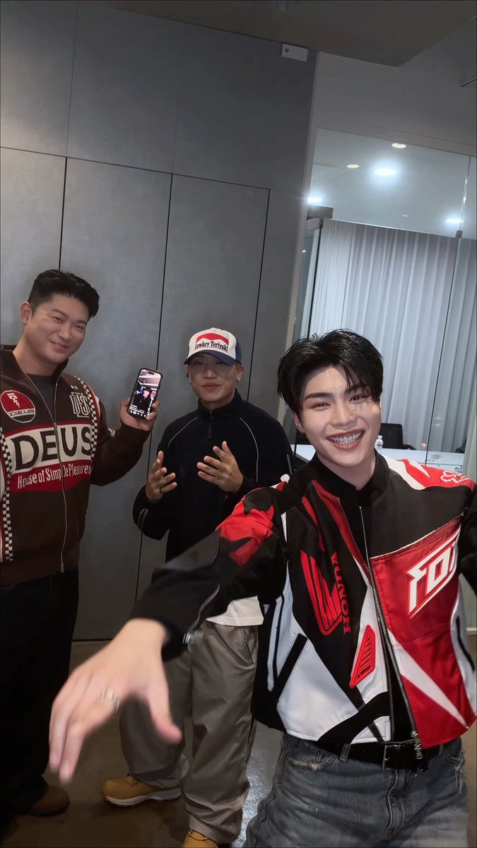 원곡자 앞에서 라이브로 '죽일 놈' 커버하기 Pre-Save ‘RUN (with Dynamicduo)’ 𝙍𝙐𝙉 (𝙬𝙞𝙩𝙝 𝘿𝙮𝙣𝙖𝙢𝙞𝙘𝙙𝙪𝙤) Pre-Release 2026.11.04 18:00 (KST) #ZEROBASEONE #ZB1 #제로베이스원 #ZEROBASEONE_EMP #EMP #OFFscript #RUN