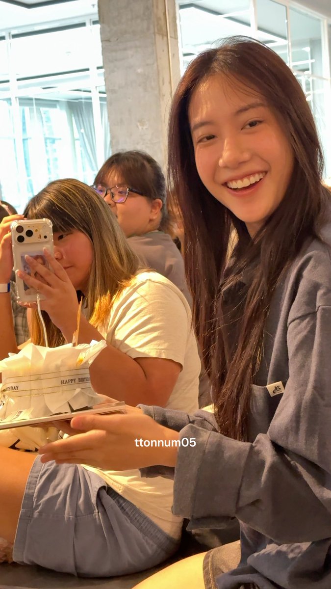หม่าม๊ามานยังไม่รู้เลย ว่าเพื่อนบอกลูกว่าทำเค้กให้ กรุนั่งยิ้มอยู่อย่างงั้นลูกมานั่งใกล้ๆ มัวแต่หามุมถ่ายอยู่5555555555 แง ปีนี้ได้ทำให้แน้วจริงๆ ขอให้น้องโจมีความสุขมากทุกวันเลยน้า หม่าม๊ารักหนูเสมอ🫳🏼💖🌻🥹