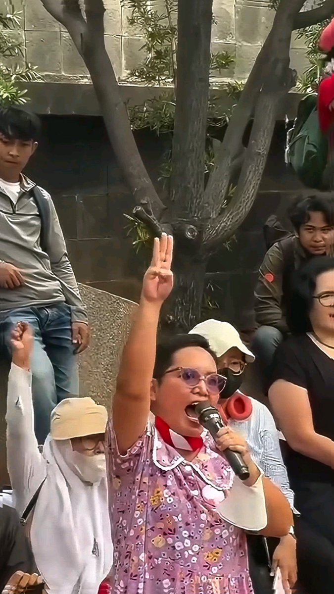 MENYALA BU ANEEET 🔥 Kenak prank brimob rupanya. Bukan sembarang emak-emak. Bukan penunggu kerupuk, risol atau seksi konsumsi. Perempuan Indonesia bukan penonton sejarah. Semangat Kartini, Cut Nyak Dhien, Martha Christina Tiahahu mengalir dalam nadi kami. Hingga hari ini, kami berdiri melawan ketidakadilan. Suara kami bukan hiasan demokrasi. Perlawanan kami tak bisa dibungkam! ✊ Stay safe. Selamat Hari Sumpah Pemuda #demo rabu satu nusa satu bangsa Indonesia sadar dibakar sadar dimiskinkan sadar dipalak PANJANG UMUR PERJUANGAN