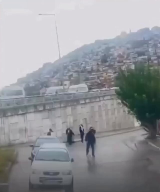 İzmir'de bir grup Yahudi sokağın ortasında kendi kendilerine eğlenip, zıplarken görüntülendi. Bu haberin Azerbaycan’da yayıldığını bir düşünün. Bizi şimdiye kadar 10 kez Siyonist ilan etmişlerdi.