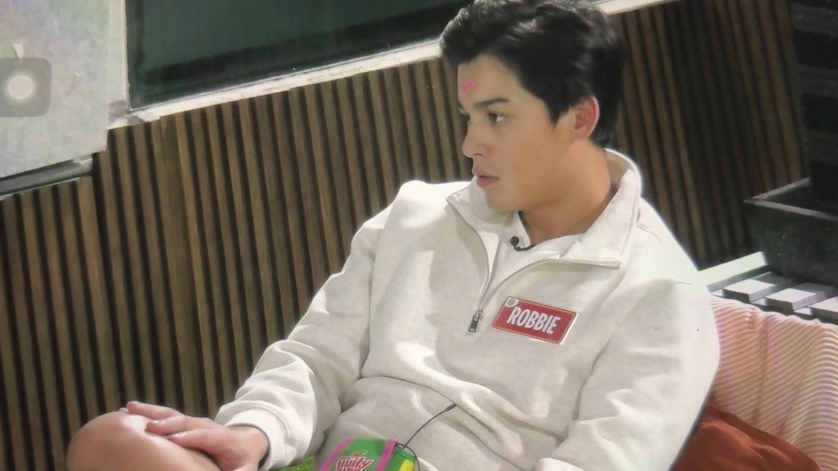 robbie said he’s a mix of polish, spanish, chinese, and filipino. robbie: “askal ako pare.. kaya pwede mo rin ako itapon sa kalye mabubuhay ako.” 😭😭😭😭 #PBBCollab3SecretTask | #PBBCollab3point0