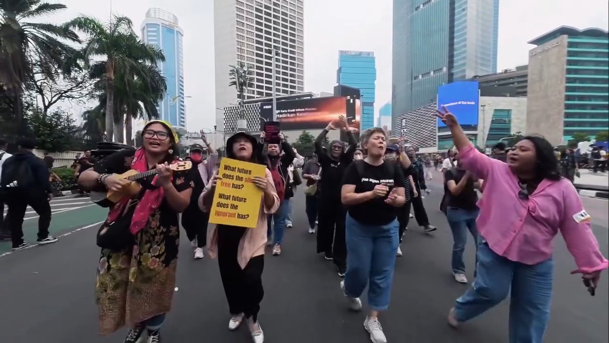 nangisss😭 di balik sosok ibu yang setiap hari berjuang buat keluarganya, mereka juga turun ke jalan untuk menyuarakan haknya sebagai rakyat🥹❤️ "teruslah melawan, hai kawan! rezim ini pasti tamat" cr: vitrisekarsari
