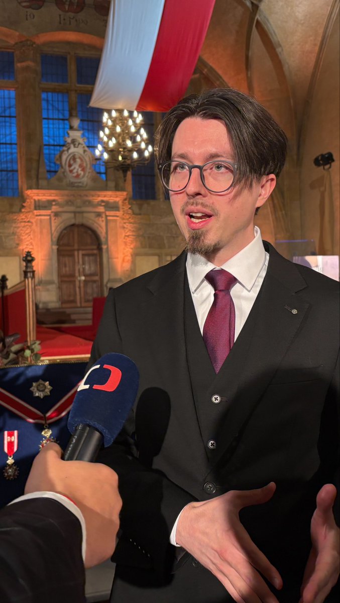 „Těžko se to popisuje v této chvíli, taková směsice pocitů. Je pro mě obtížné si přiznat, že patřím mezi takovou skupinu neuvěřitelných lidí. (…) Znamená to pro mě hlavně závazek dělat to dál a ještě lépe.“ Mezi herci, diplomaty a politickými osobnostmi možná nejvíc nečekaný laureát. YouTuber Jirka vysvětluje věci, autor kanálu Jirka vysvětluje věci, který byl nejmladším oceněným na pódiu. Prezident mu udělil státní vyznamenání za jeho přínos k rozvoji kritického myšlení, mediální gramotnosti a schopnosti srozumitelně vysvětlovat složitá společenská témata. Aktuálně.cz